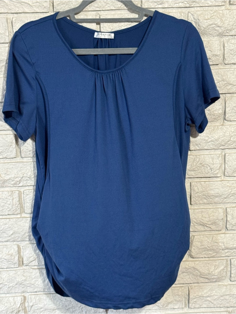 A basic, short-sleeve, scoop-neck maternity/nursing top by Ekouaer.
Size L